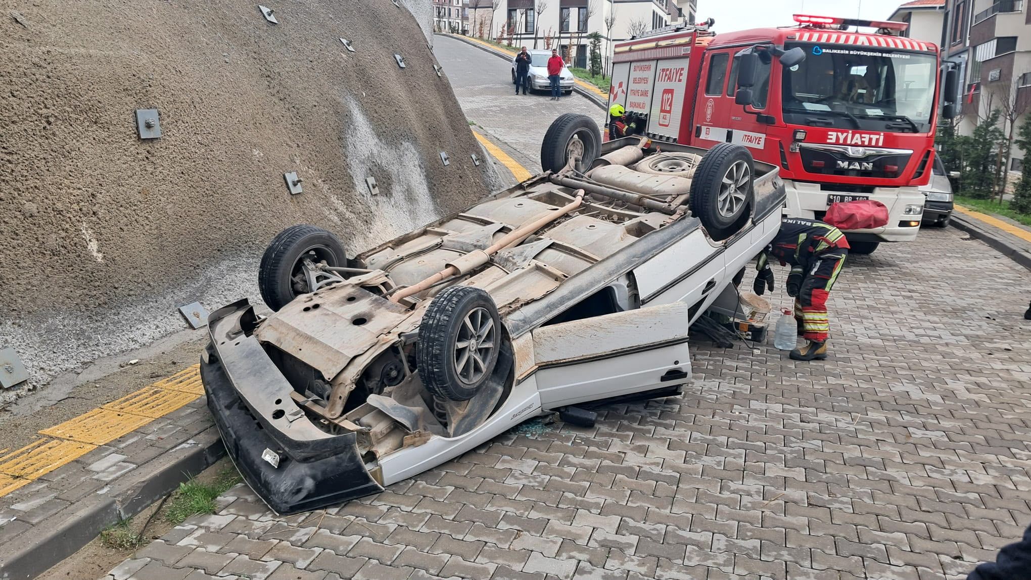 Balıkesir'de Can Pazarı! Kuvaii Milliye Mahallesi TOKİ 2. Etap'ta Araç Sürücüsü Hurdaya Dönen Otomobilden Sağ Çıktı!