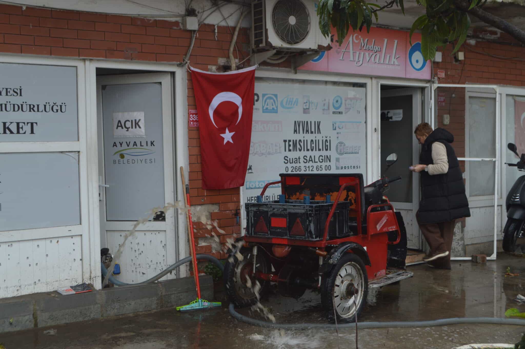 Ayvalık'ta sağanak nedeniyle ev, iş yeri ve tarım arazilerini su bastı