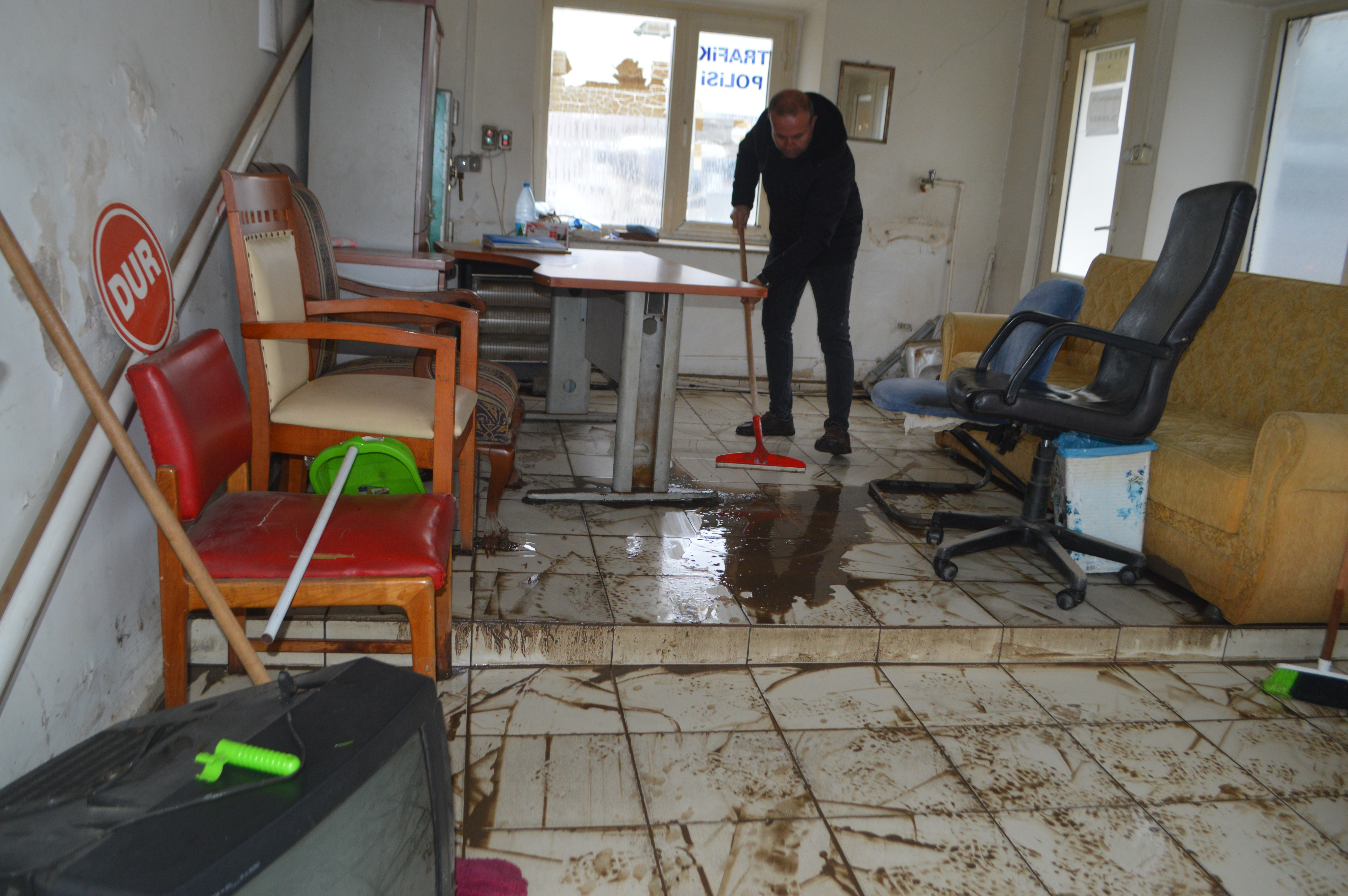 Ayvalık'ta sağanak nedeniyle ev, iş yeri ve tarım arazilerini su bastı