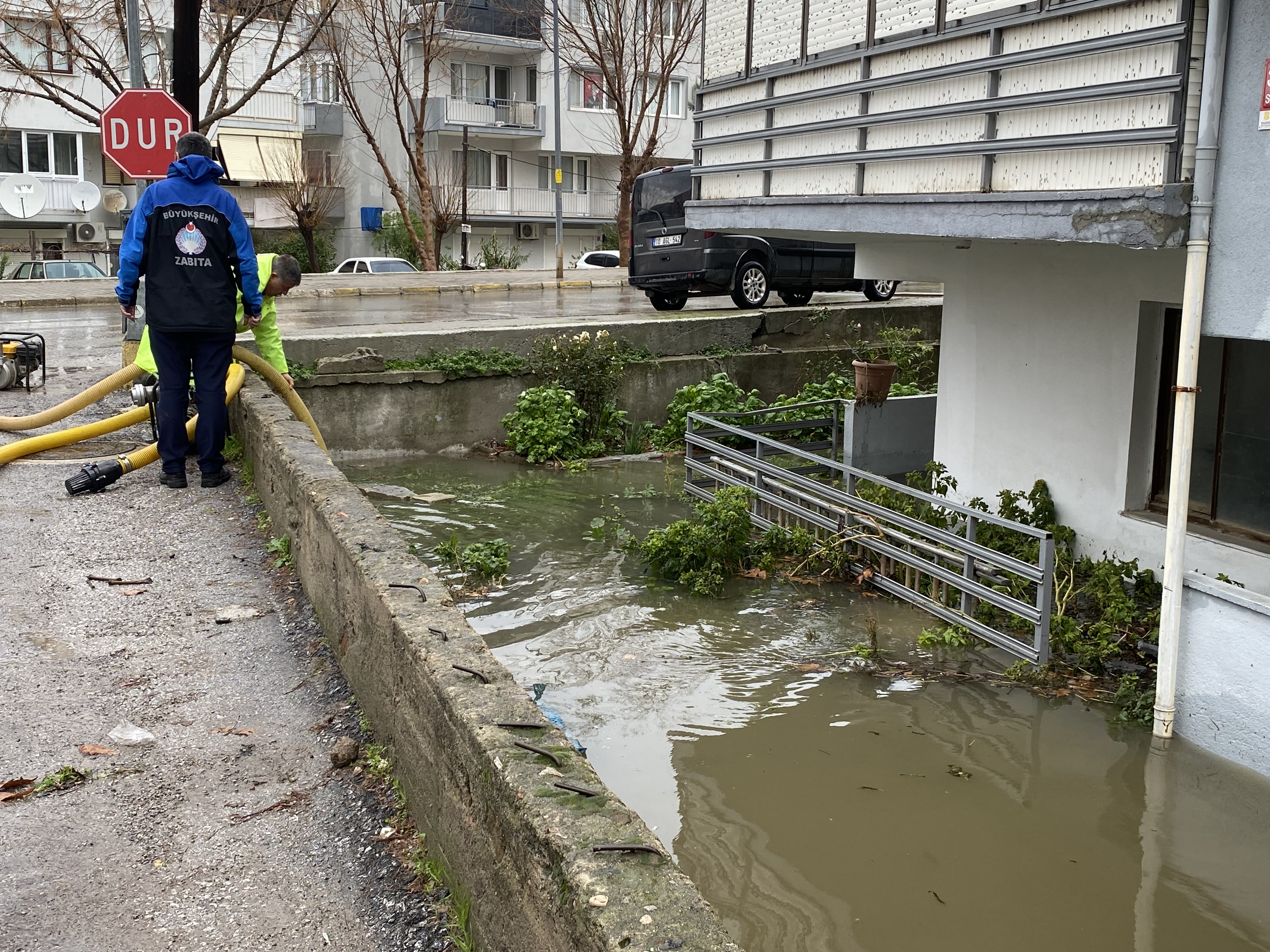 Ayvalık'ta sağanak nedeniyle ev, iş yeri ve tarım arazilerini su bastı