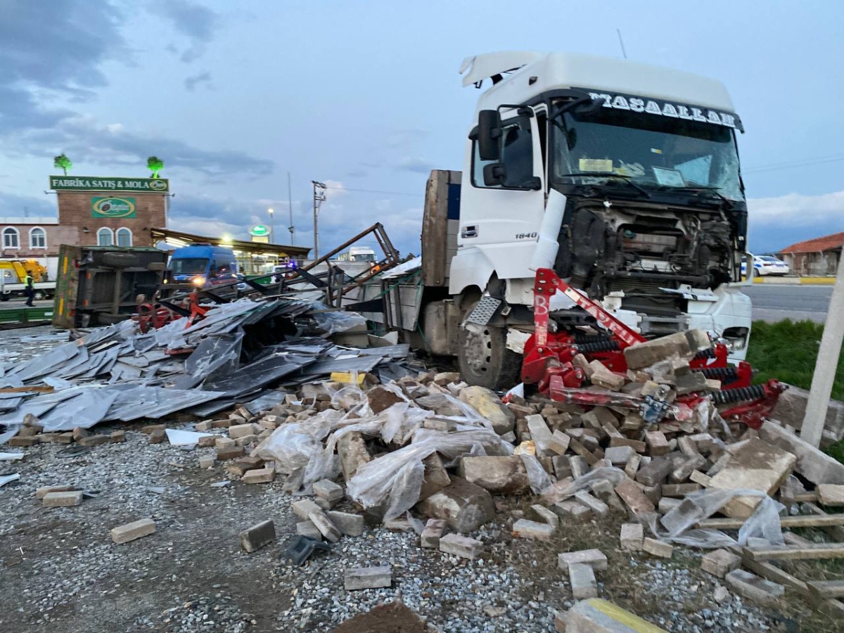 Ayvalık'ta korkunç kaza! Mermer yüklü tur ile işçi servisi çarpıştı!