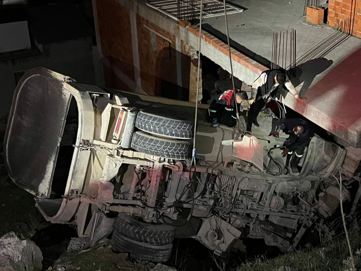 Balıkesir'de kamyon şarampole devrildi! 2 kişi öldü!