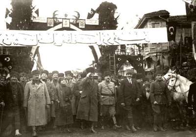Balıkesir Büyükşehir Belediye Başkan Adayı Ahmet Akın, Atatürk’ün Balıkesir’e gelişinin 101. yılında, “Kuva-yi Milliye’nin ateşlendiği topraklarımızı Gazi Mustafa Kemal Atatürk’ün şereflendirdiği bugün, aynı zamanda Atatürk’ün Türk Milleti’ne tarihi mesajlar verdiği bir gündür” dedi.