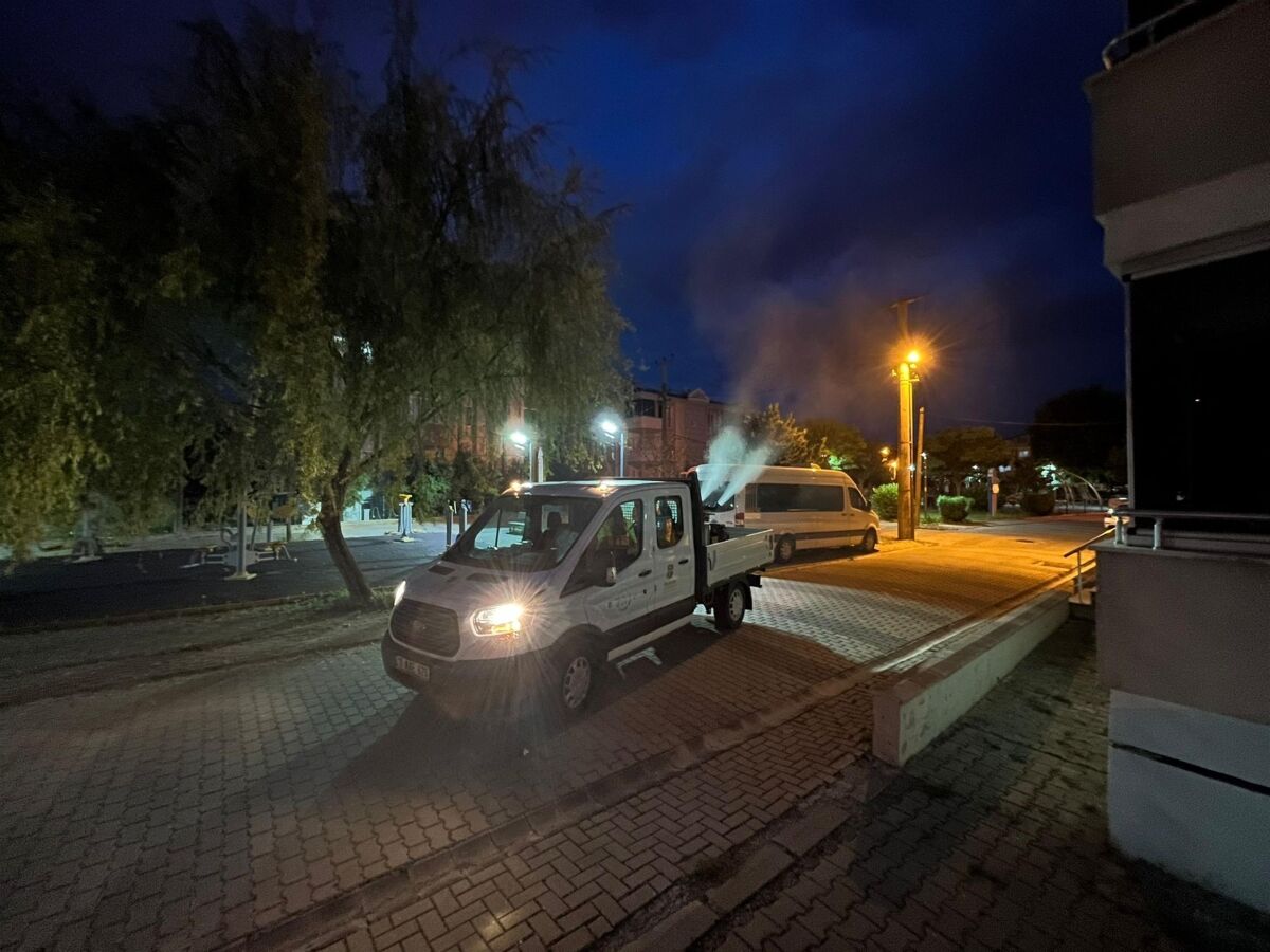 Balıkesir Büyükşehir Belediyesi, çevre ve toplum sağlığını ön planda tutarak Bandırma başta olmak üzere 20 ilçede etkili haşere kontrolü sağlamak amacıyla kapsamlı mücadelesini sürdürüyor.