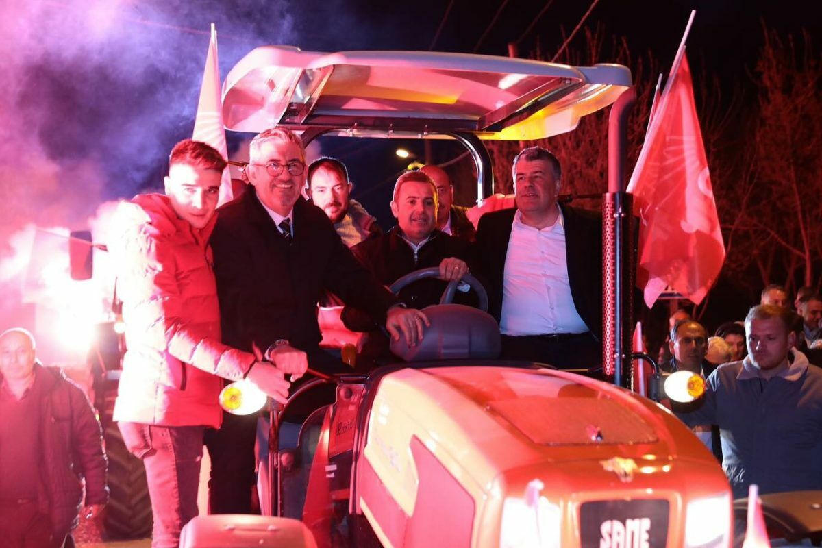 CHP Balıkesir Büyükşehir Belediye Başkan Adayı Ahmet Akın ve Karesi Belediye Başkan Adayı Mesut Akbıyık, Şamlı'da gerçekleşen etkinlikte vatandaşlarla bir araya geldi. Şamlı Mahallesi sakinleri, adayları büyük bir sevgi ve coşkuyla karşıladı. Akın ve Akbıyık, hemşehrilerinin sıcak ilgisiyle karşılanırken, etkinlik boyunca büyüklerin dualarından ve gençlerin enerjisinden güç aldı. Şamlı halkının desteğini arkasına alan adaylar, bölgenin kalkınması ve büyümesi için kararlılıkla çalışacaklarını vurguladı. Bu buluşma, Şamlı'nın geleceği için atılacak adımların önemini vurgularken, halkın katılımıyla önemli bir dayanışma ve destek mesajı verdi.
