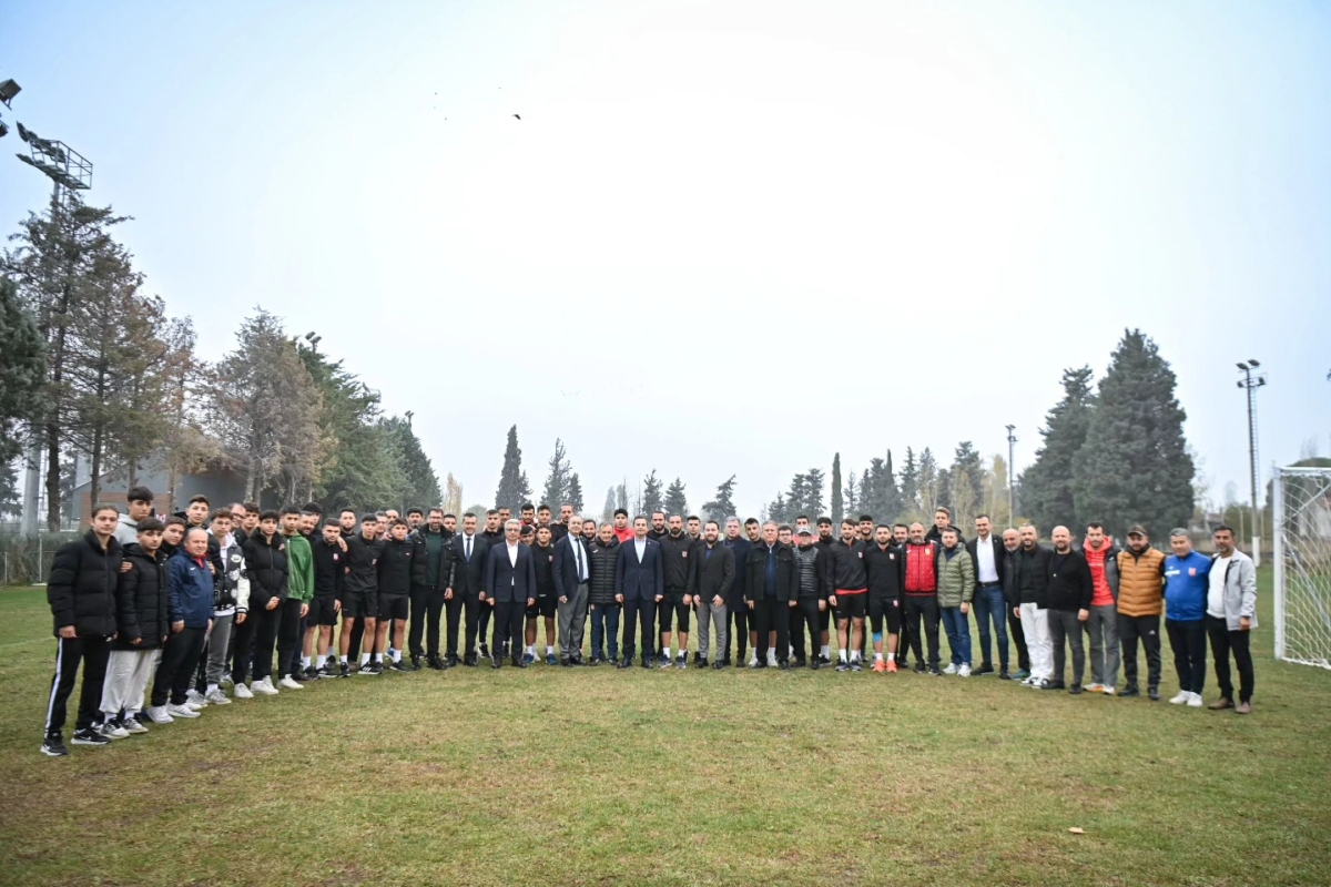 Balıkesir Büyükşehir Belediye Başkanı Ahmet Akın, Balıkesirspor tesislerini ziyaret ederek futbolculara moral verdi.