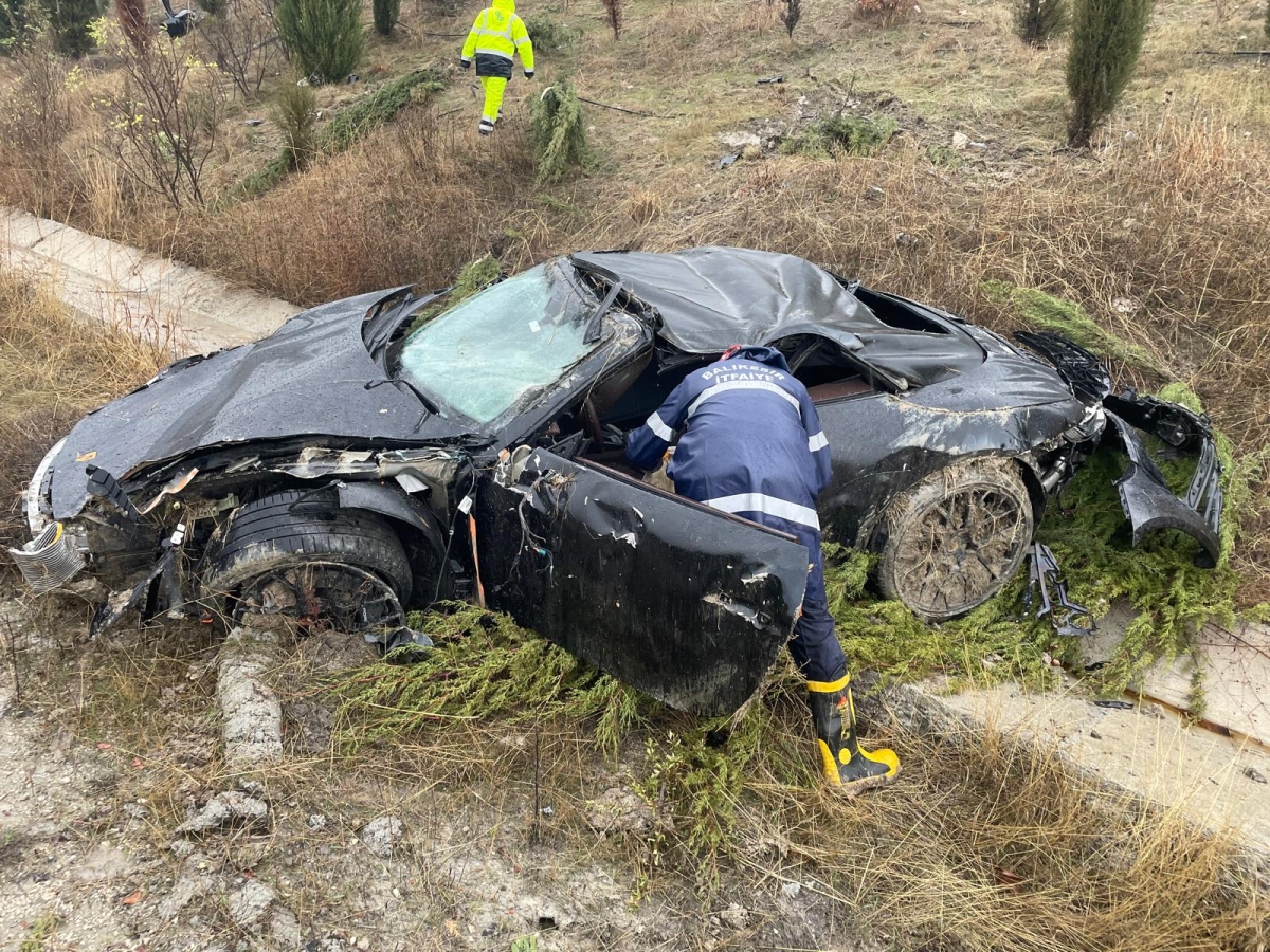 Balıkesir'de korkunç kaza! Porsche marka araç pert oldu! Sürücü yaralandı!