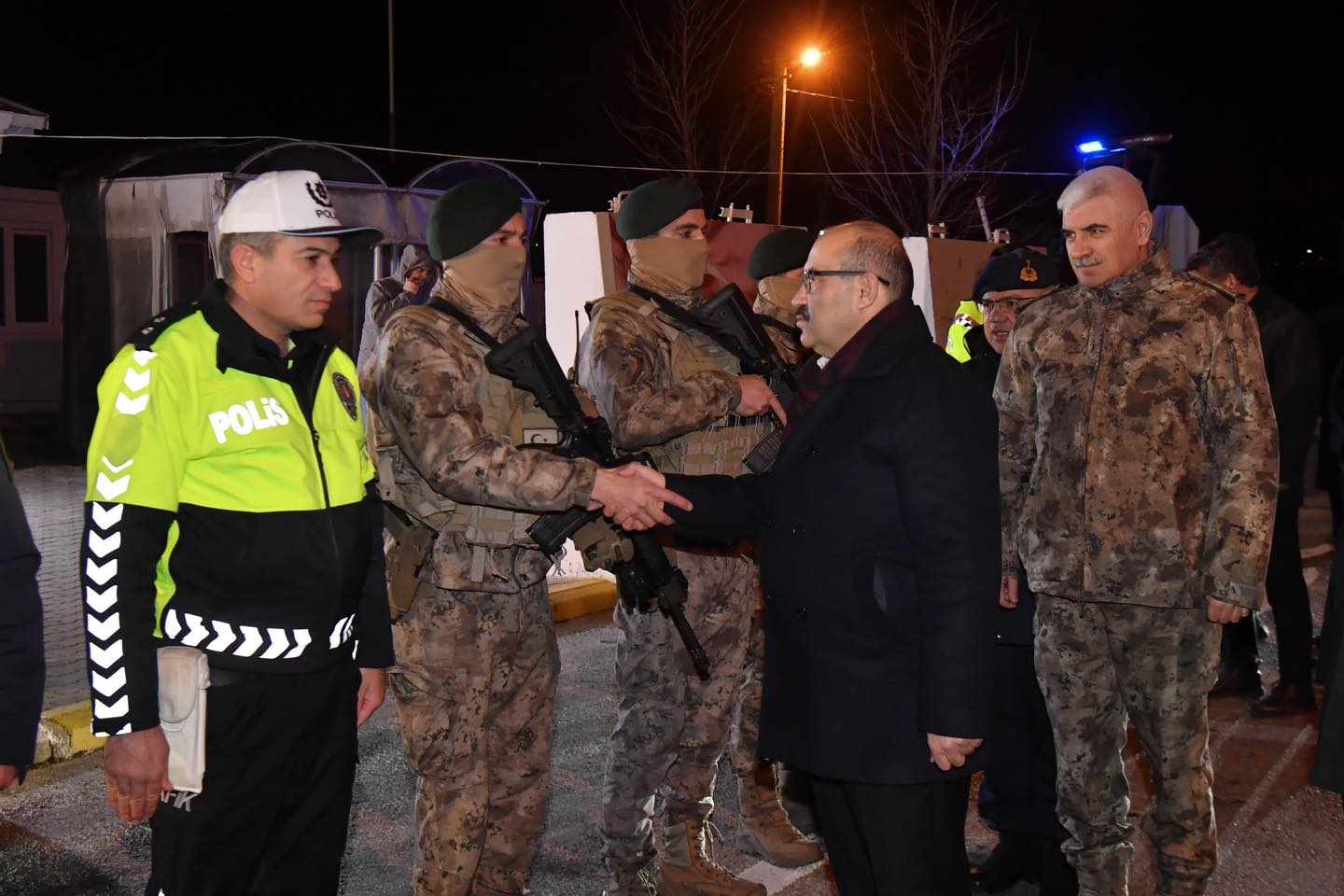 Vali Ustaoğlu trafik ekiplerini ziyaret etti!</p>
<p>