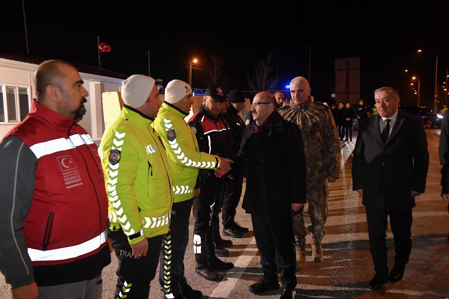 Vali Ustaoğlu trafik ekiplerini ziyaret etti!</p>
<p>