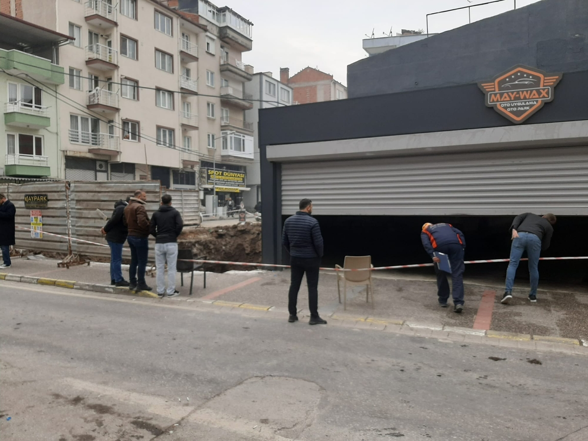 Balıkesir Atalar Caddesi’nde bir binada çökme tehlikesi!