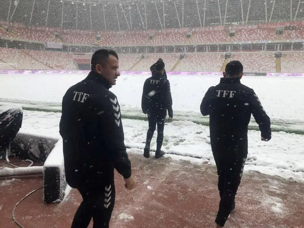 Sivasspor - Fenerbahçe Maçı Ne Zaman? Saat Kaçta? Yoğun Kar Yağışı Bekleniyor! Maç Ertelenecek mi?